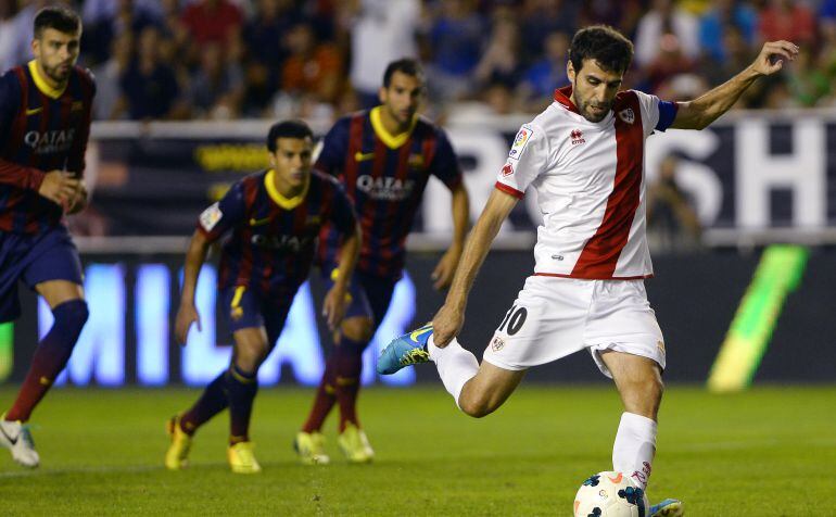 Trashorras lanza un penalti durante un partido contra el FC Barcelona