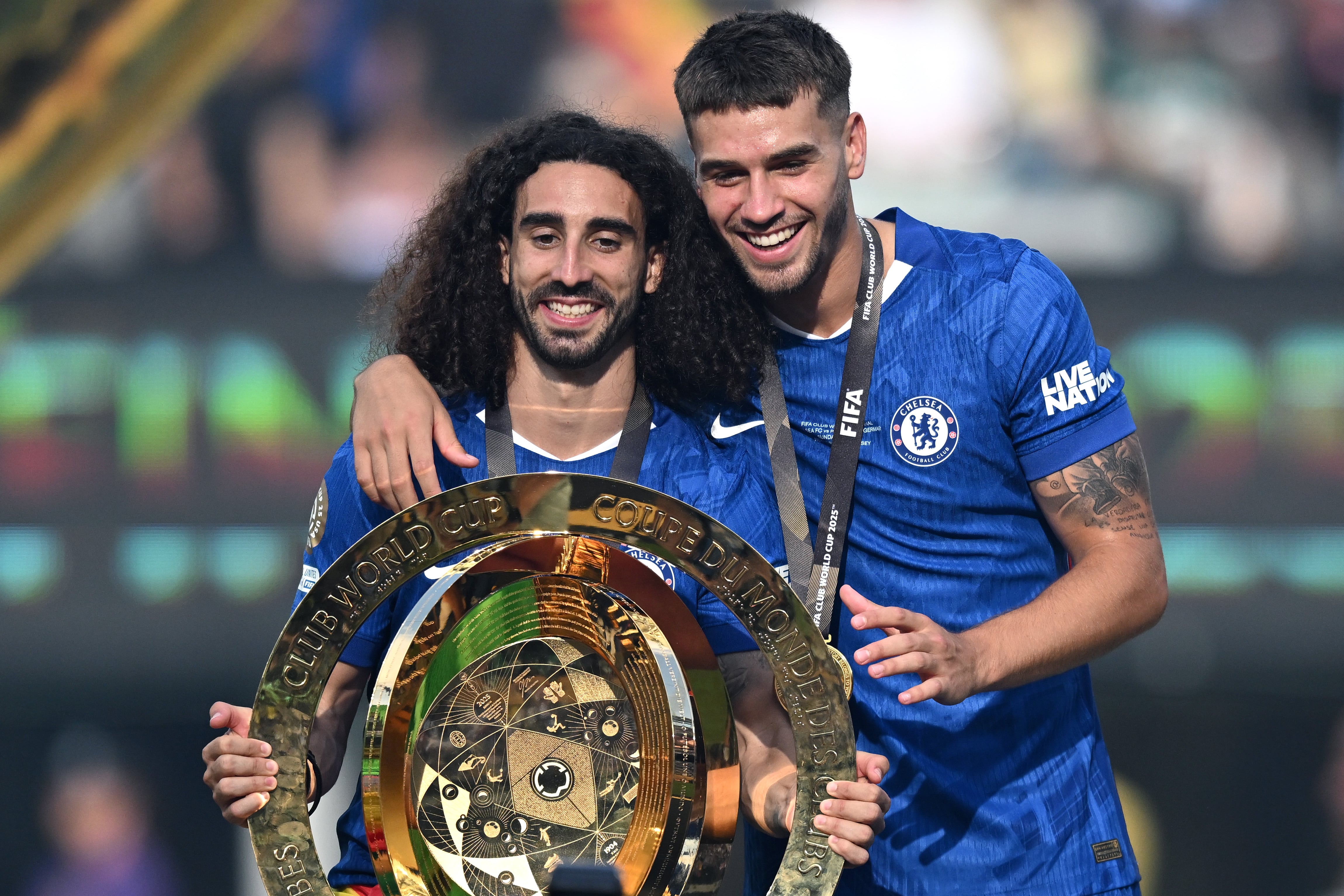 Marc Guiu y Cucurella celebran el título del Mundial de Clubes