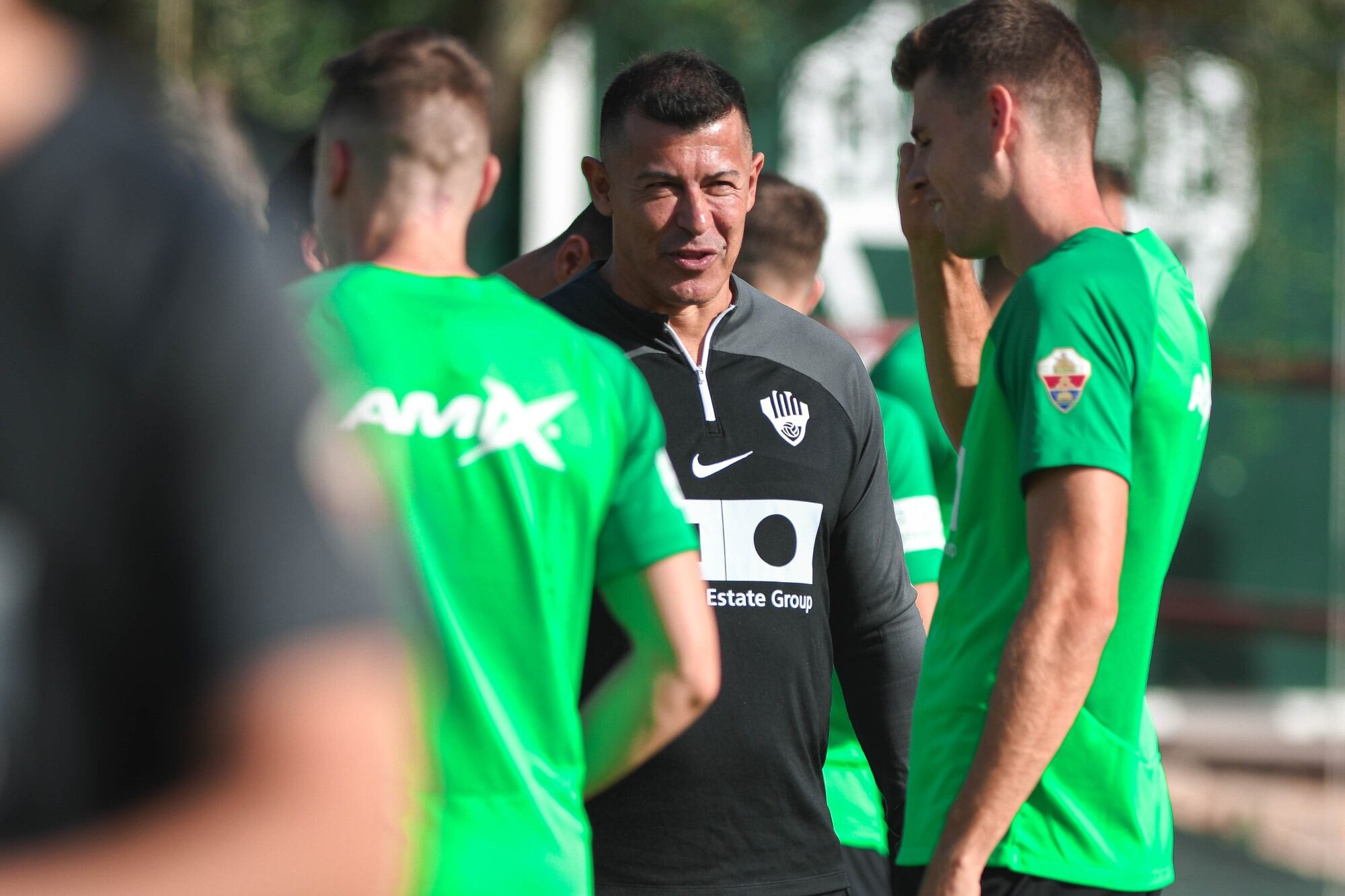 El entrenador del Elche, Jorge Almirón, habla con Gumbau antes de una sesión