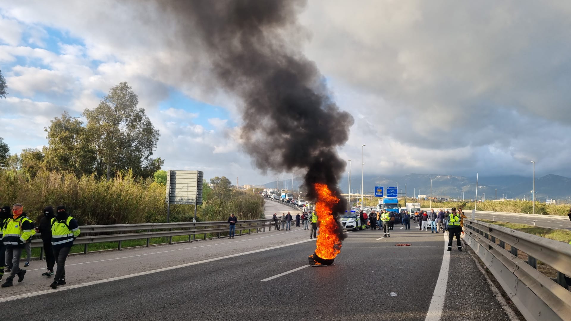 Los trabajadores incendian neumáticos este jueves en la A-7.