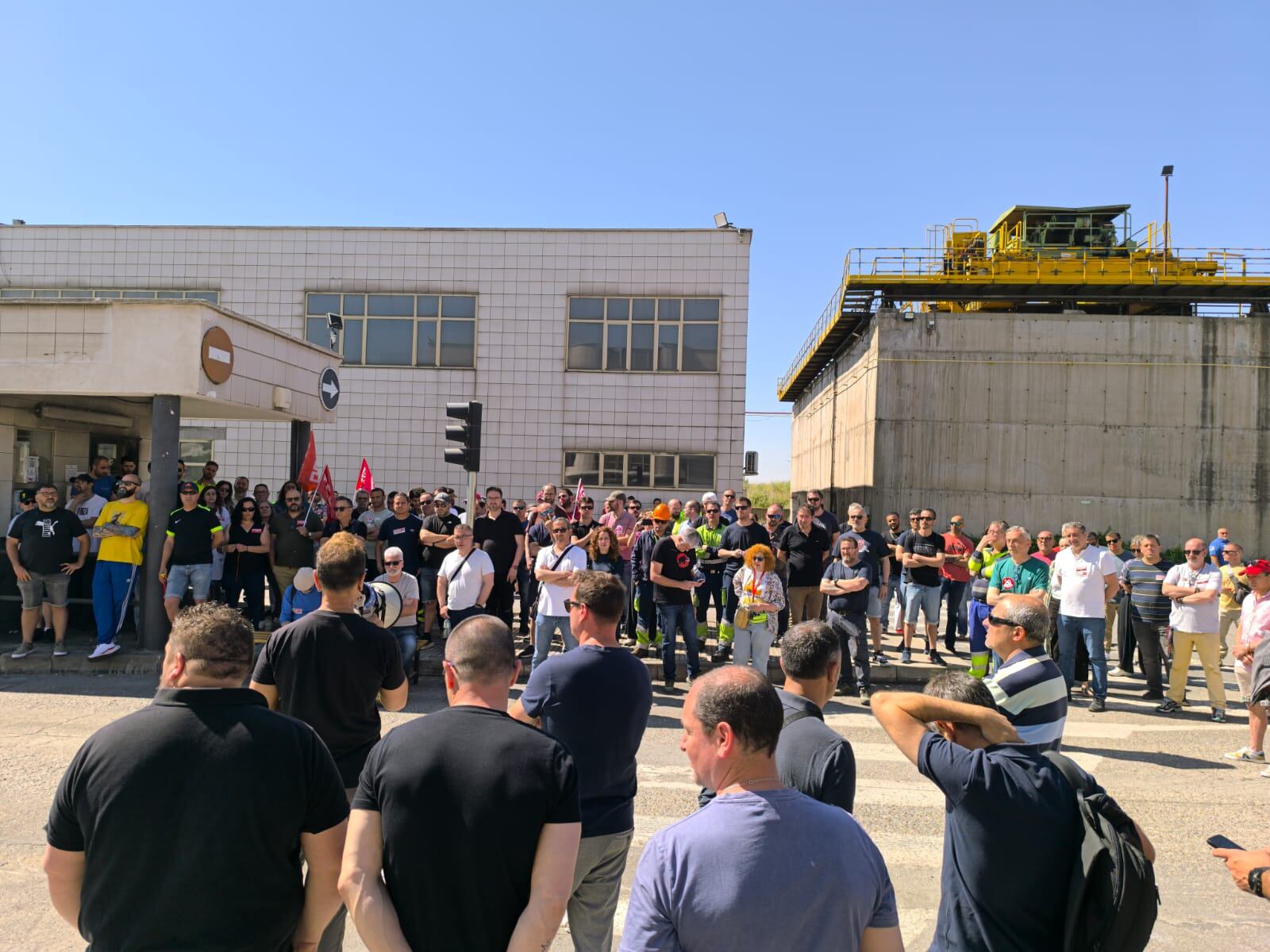 Los trabajadores de Corrugados se han concentrado a las puertas de la fábrica