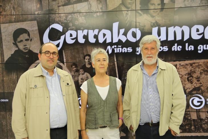 Ion Gambra, director foral de Derechos Humanos y Cultura democrática, junto a Julia Monge y Josu Chueca, miembros de la asociación Intxorta 1937 Kultur Elkartea / Diputación Foral de Gipuzkoa