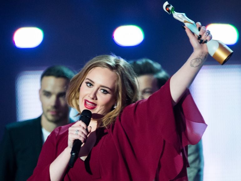 Adele, en el momento que recogió el premio a mejor intérprete femenina