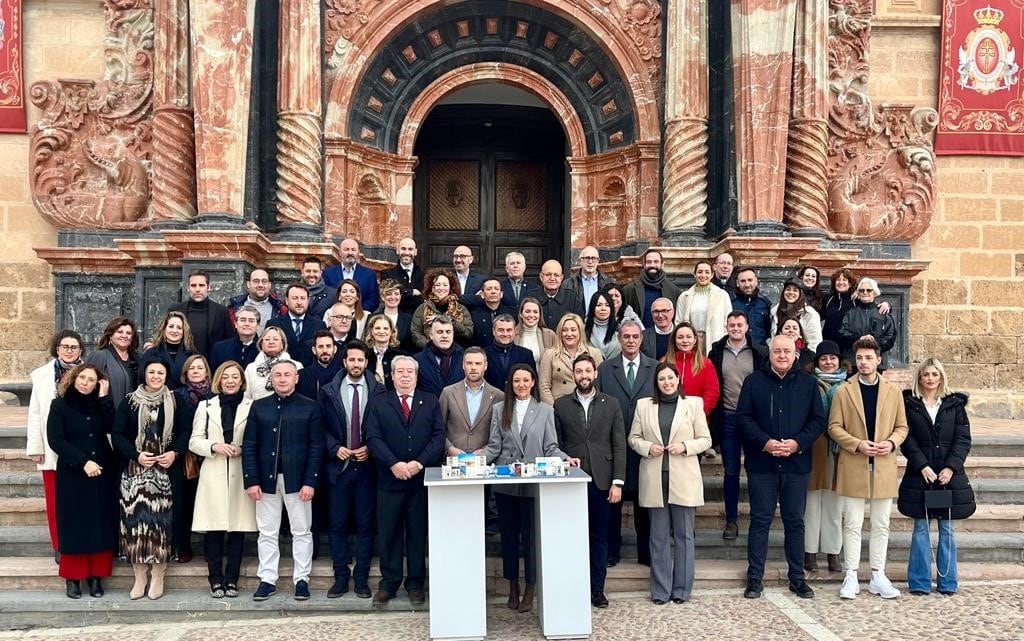 Los asistentes al acto de presentación de Fitur, ante la fachada de la Basílica de la Vera Cruz.