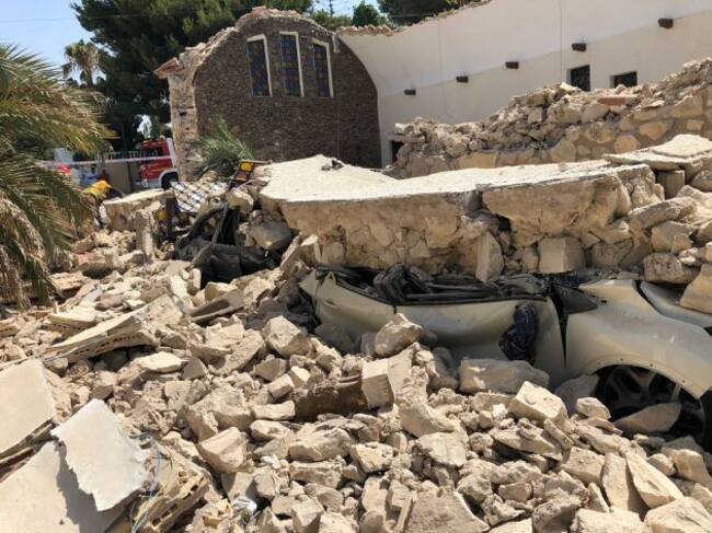 Coche aplastado por el derrumbe del techo y de las paredes de la iglesia de la Coveta Fumà