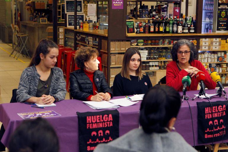 Justa Montero, Julia Santos, Henar Sastre y Sara Naila durante la rueda de prensa de la Comisión 8M, Madrid.
