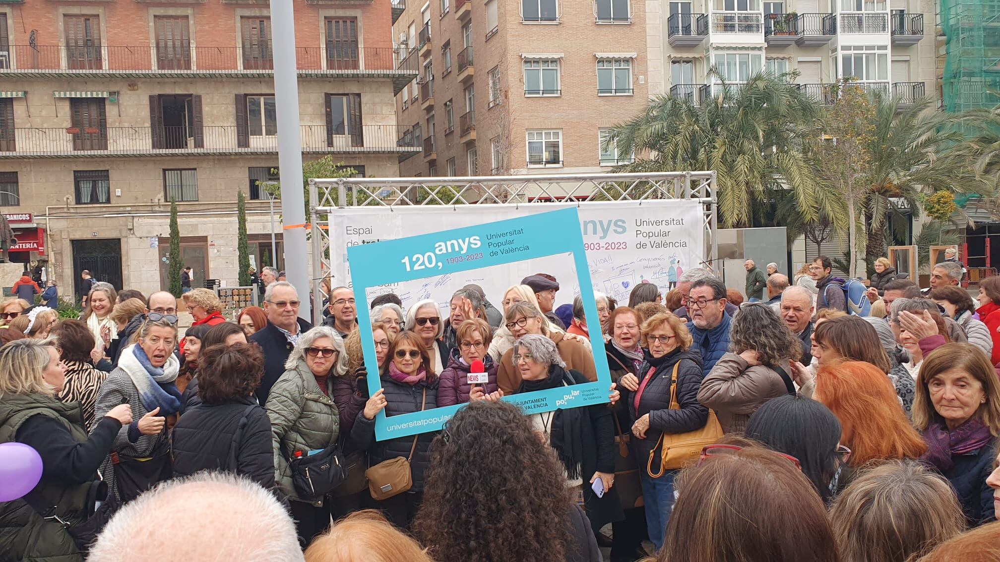 Celebración del 120 aniversario de la Universitat Popular, en la plaza de la Reina de València.