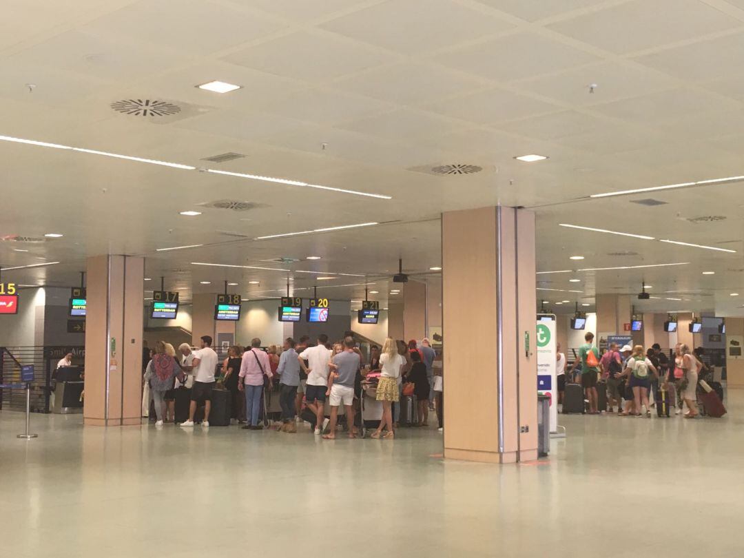 Imagen de archivo de turistas en el Aeropuerto de Ibiza