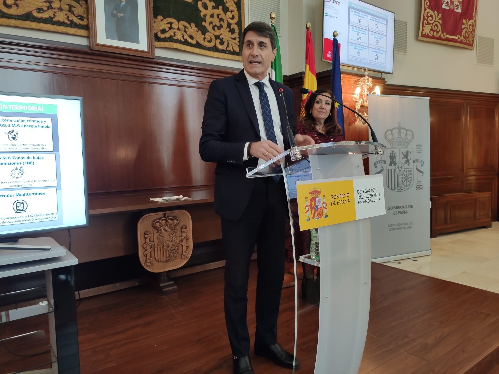 El delegado del Gobierno de España en Andalucía, Pedro Fernández, atiende a los medios con la presencia de la subdelegada en Jaén, Catalina Madueño