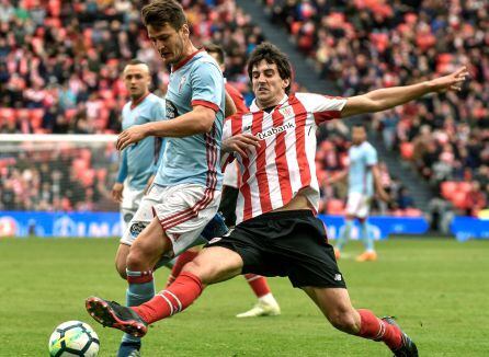 El centrocampista del Athletic de Bilbao, Mikel San José (d), y el centrocampista serbio del Celta de Vigo, Nemanja Radoja, disputan un balón durante el partido de esta tarde entre el Athletic de Bilbao y el Celta de Vigo en el Estadio San Mamés de Bilbao, correspondiente a la jornada 30 de LaLiga.