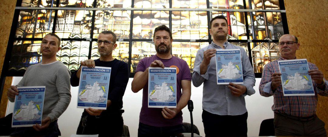 Los comités de Alcoa A Coruña y San Cibrao, Ferroatlántica Sabón y Cee-Dumbría-CCHH y de Celsa Atlántic, durante la rueda de prensa donde informaron sobre las medidas que adoptarán ante el futuro de sus respectivas factorías