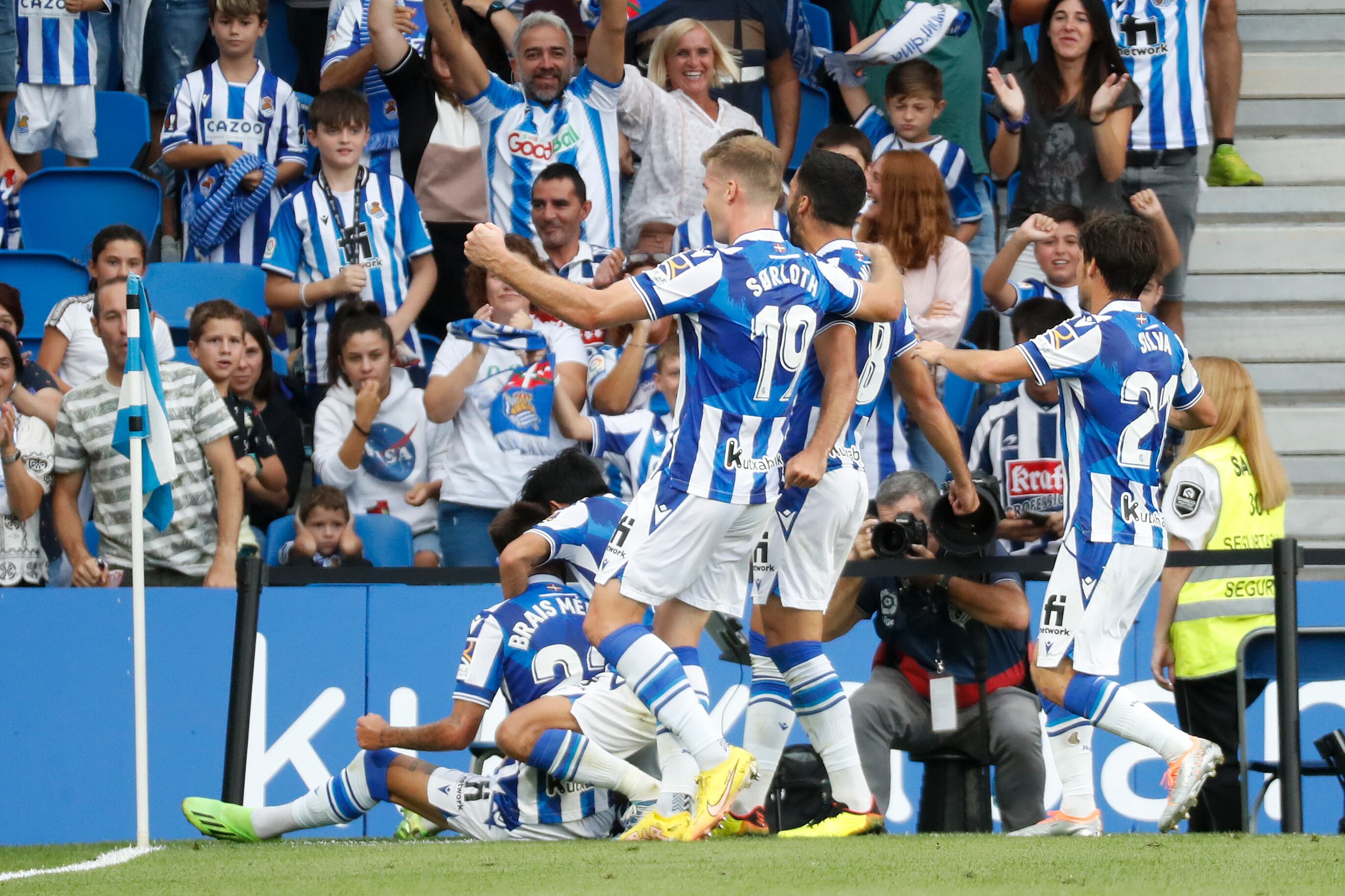 SAN SEBASTIÁN, 18/09/2022.- Los jugadores de la Real Sociedad celebran el segundo gol del equipo donostiarra durante el encuentro correspondiente a la sexta jornada de primera división que disputan hoy domingo frente al Espanyol en el estadio de Anoeta, en San Sebastián. EFE / Juan Herrero.
