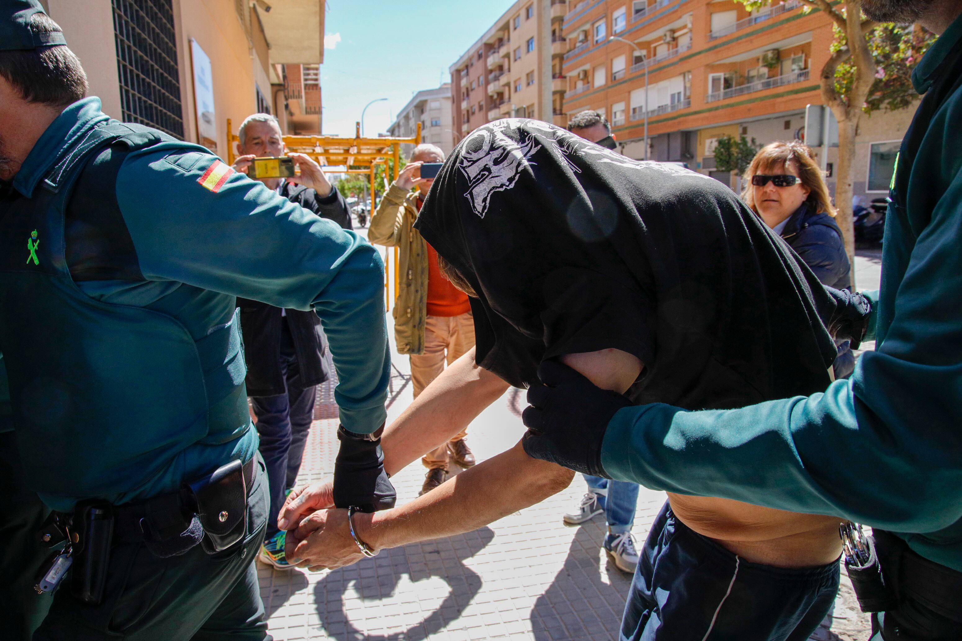 Uno de los dos hombres de 44 y 46 años que han sido detenidos como supuestos autores del asesinato de una mujer de 65, profesora jubilada, en el municipio valenciano de Rafelcofer, es llevado al Juzgado de Instrucción número 3 de Gandía para pasar a disposición judicial. EFE/Natxo Francés