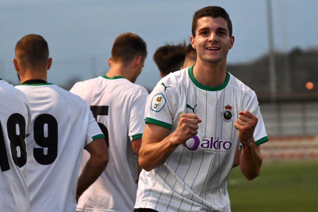 Simón Pérez celebra un gol con el Rayo Cantabria