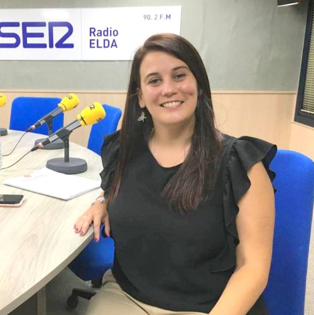 Lorena Pedrero, concejala del PSOE, en el estudio de Radio Elda SER