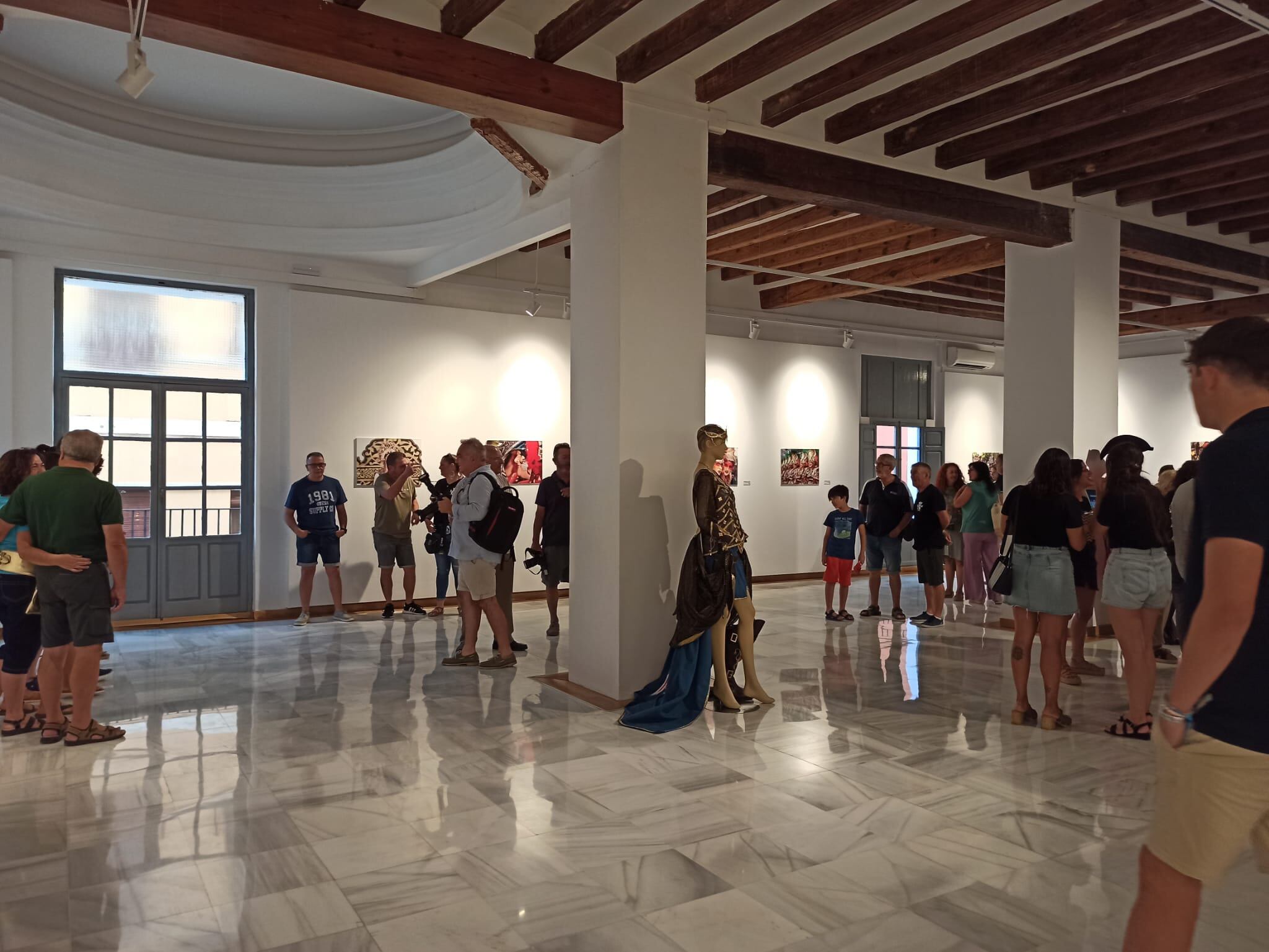 Inauguración de la exposición fotográfica Mora Cristiana Dona