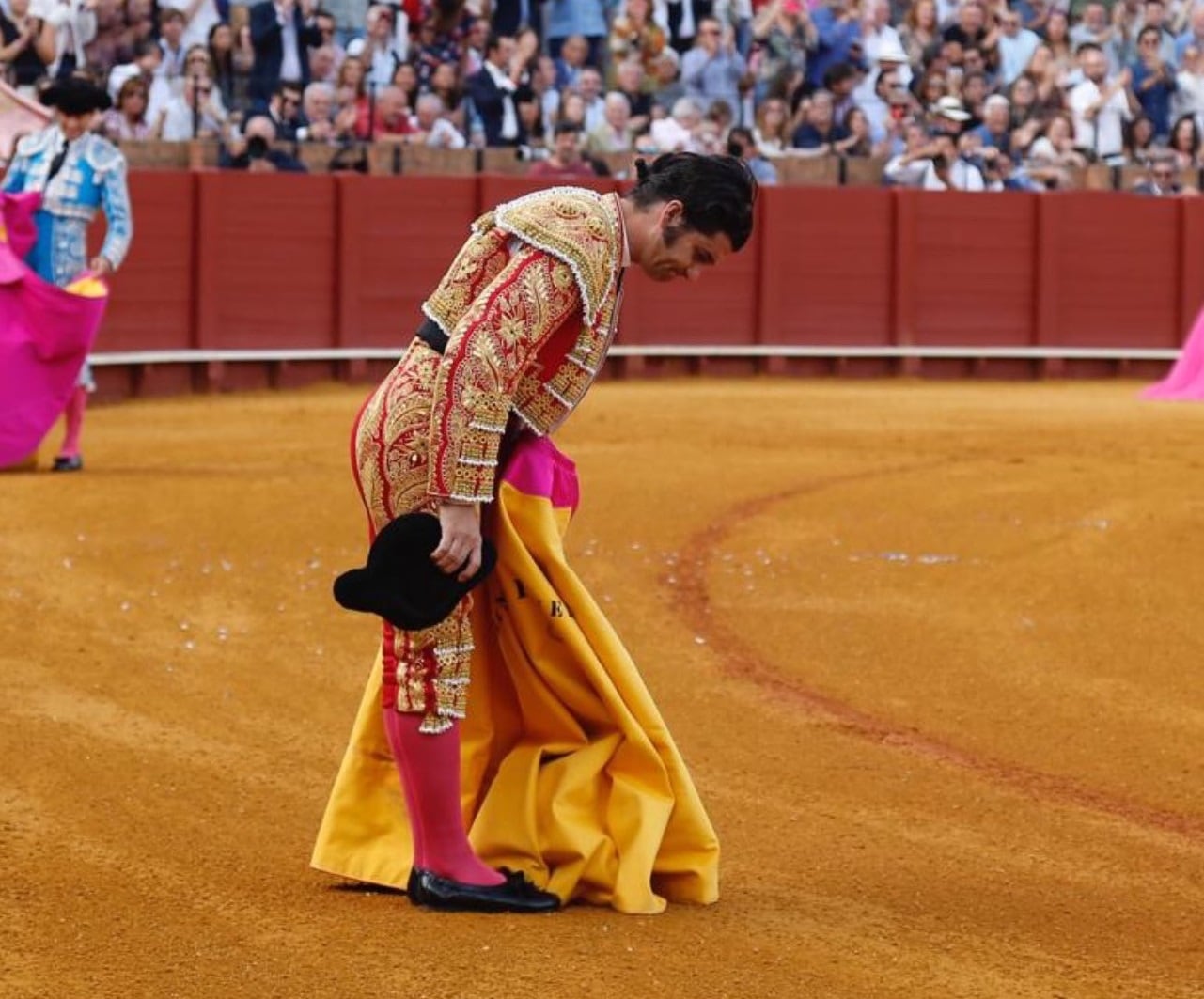 Morante fue ovacionado al inicio de la tarde por su faena del viernes en la Maestranza