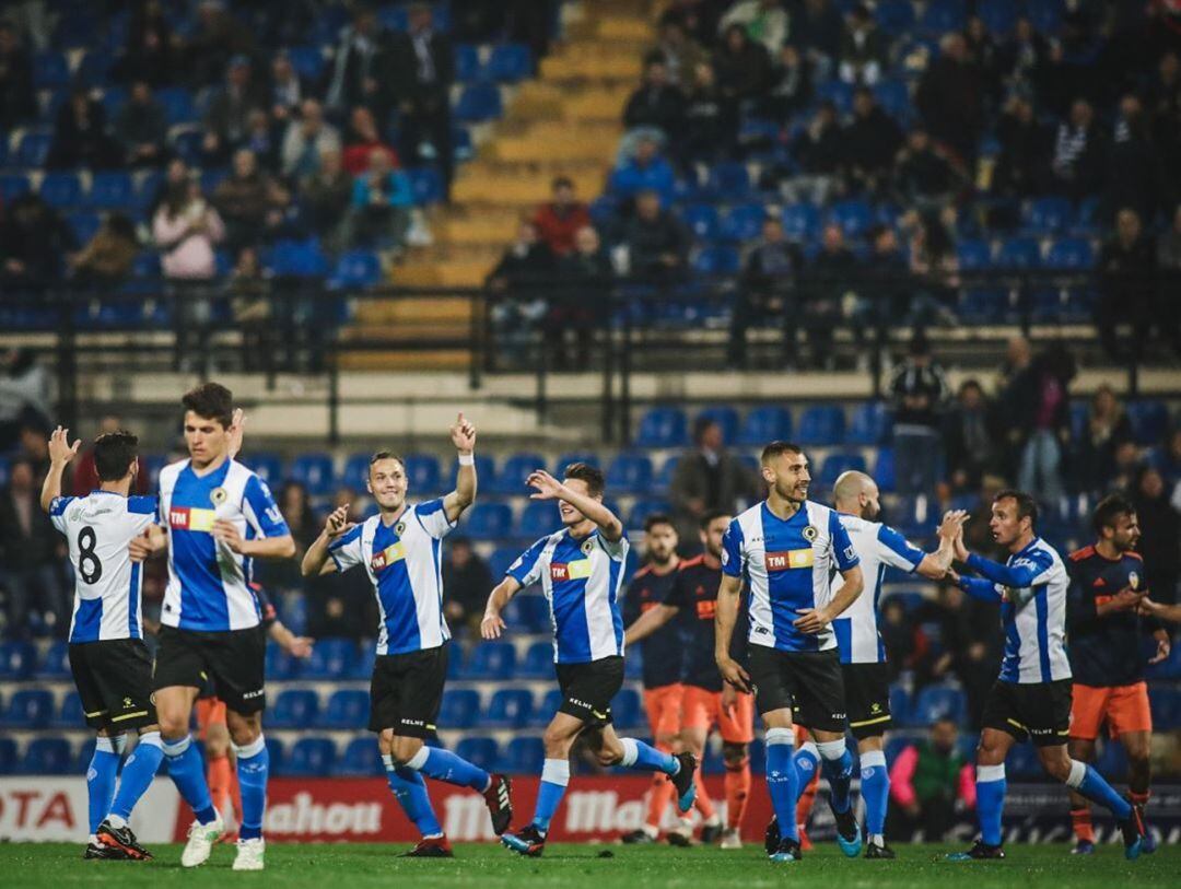 Los jugadores saludan a los aficionados en el Rico Pérez