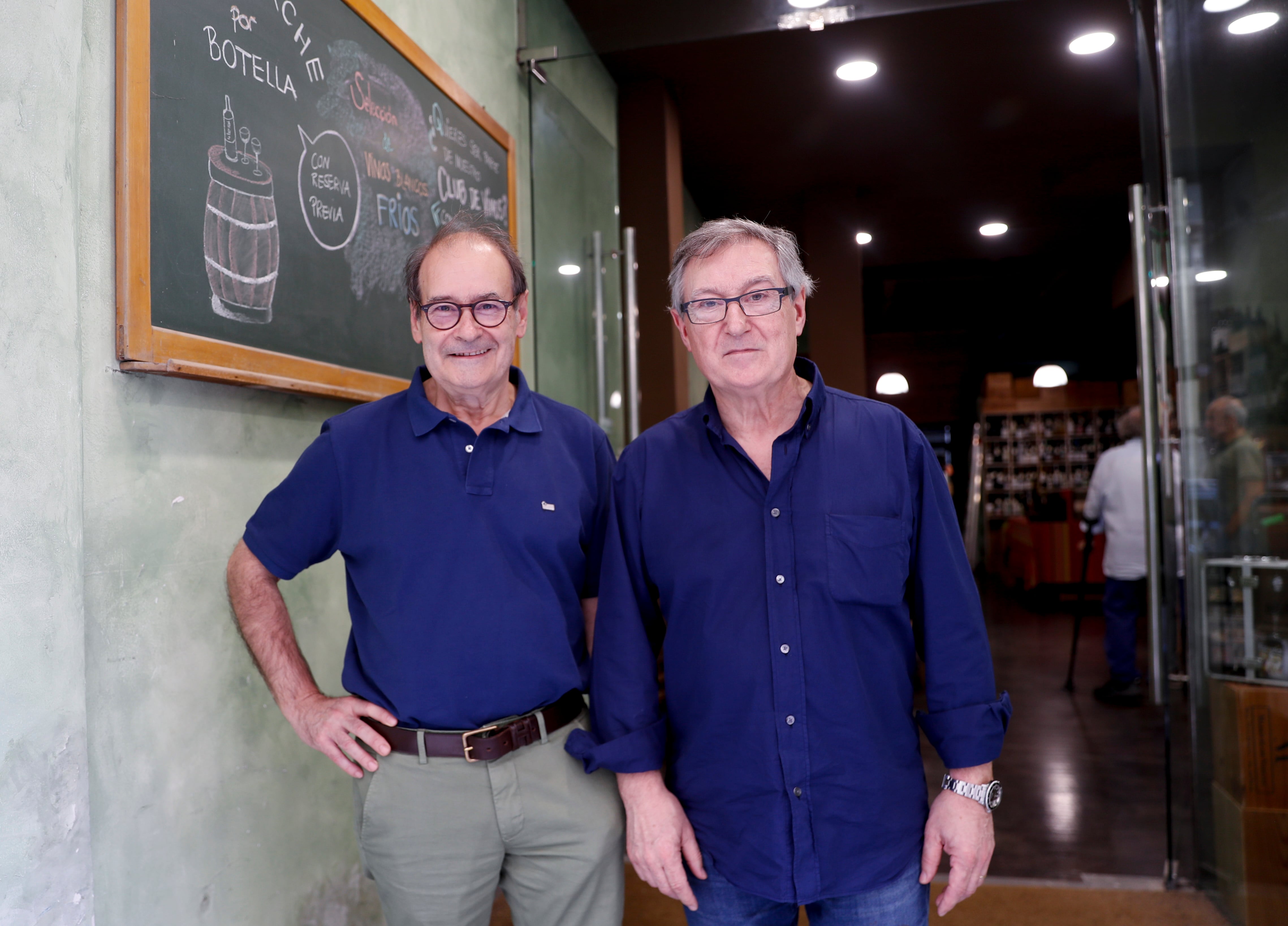 El cocinero Hilario Arbelaitz (i), acompañado de su hermano Eusebio (d), posan este miércoles en San Sebastián.