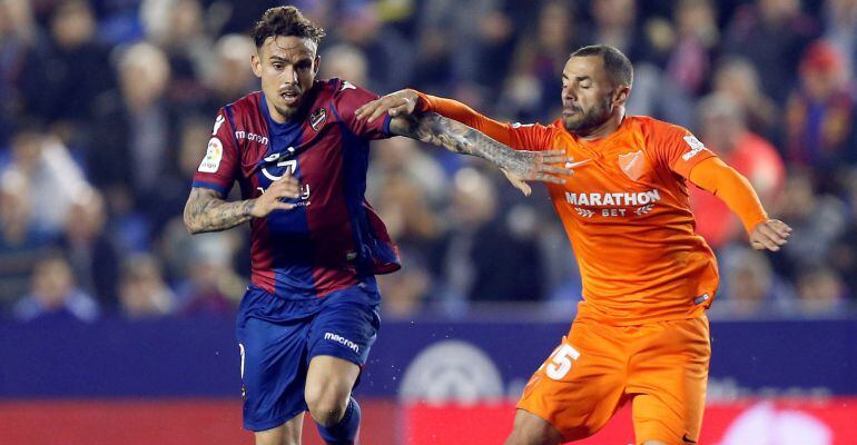 Roger y Lacen pugnan por llevarse la pelota