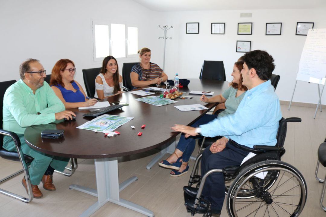 Reunión en la visita a Asprodisis del director general de Personas con Discapacidad de la Junta de Andalucía, Gonzalo Rivas.