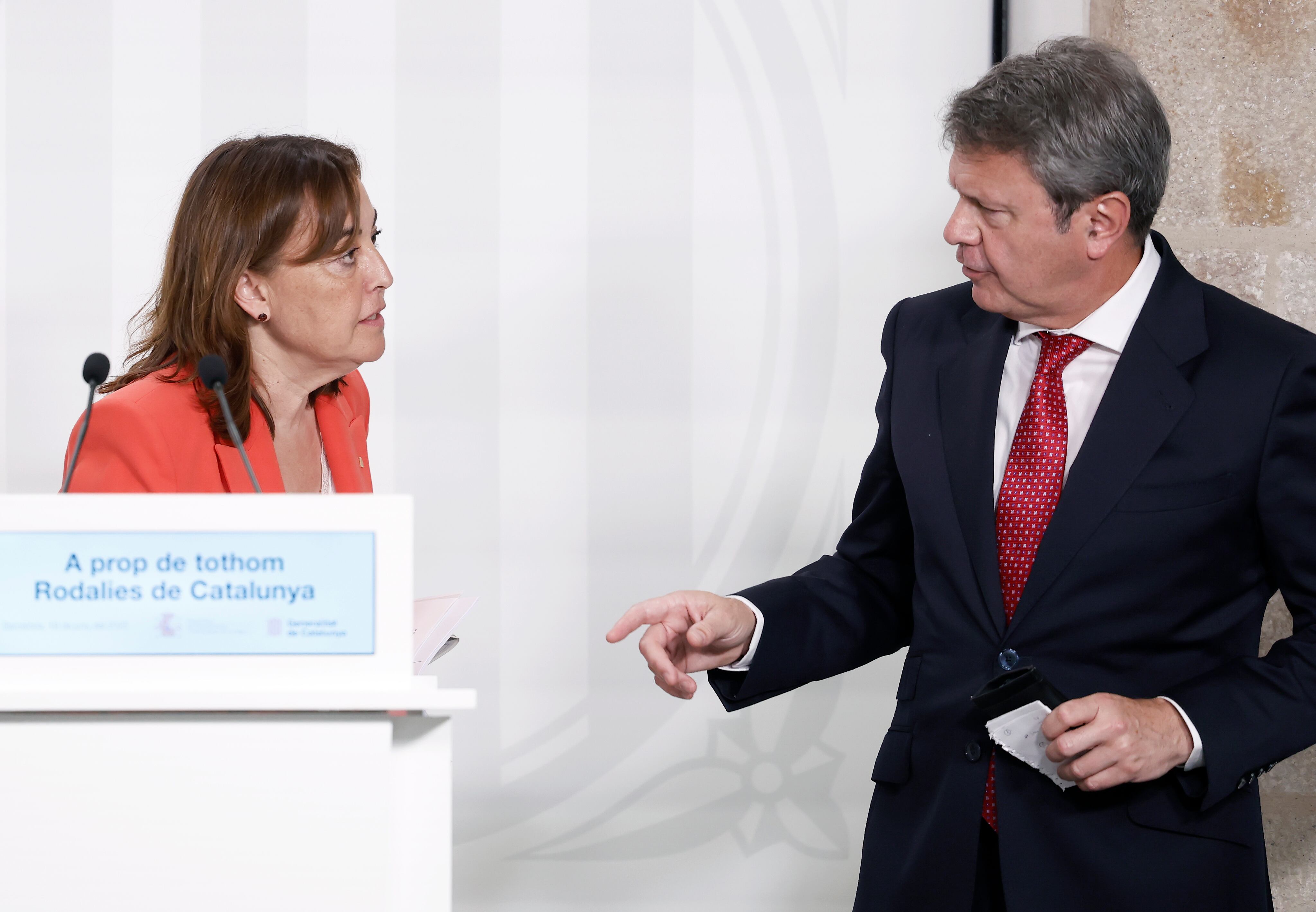 El secretari d&#039;Estat de Transports, José Antonio Santano, i la consellera de Territori, Sílvia Paneque, ahir al Palau de la Generalitat