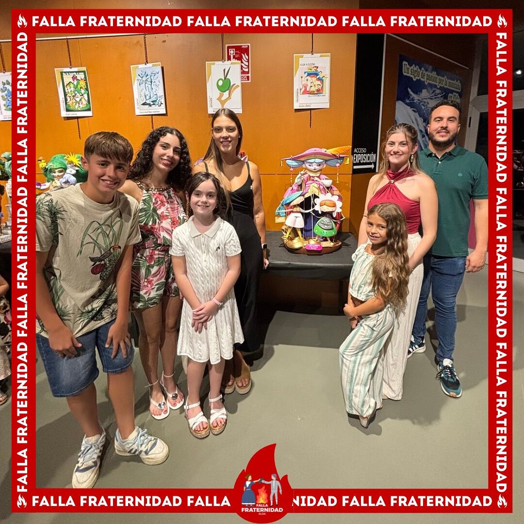 Integrantes de la Falla Fraternidad durante su visita a la Exposición del Ninot 2026.