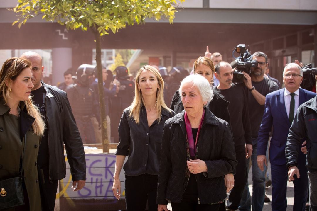 Estudiantes arrojan botes de humo contra Alvarez de Toledo y acompañantes sin alcanzarlos al salir de la UAB