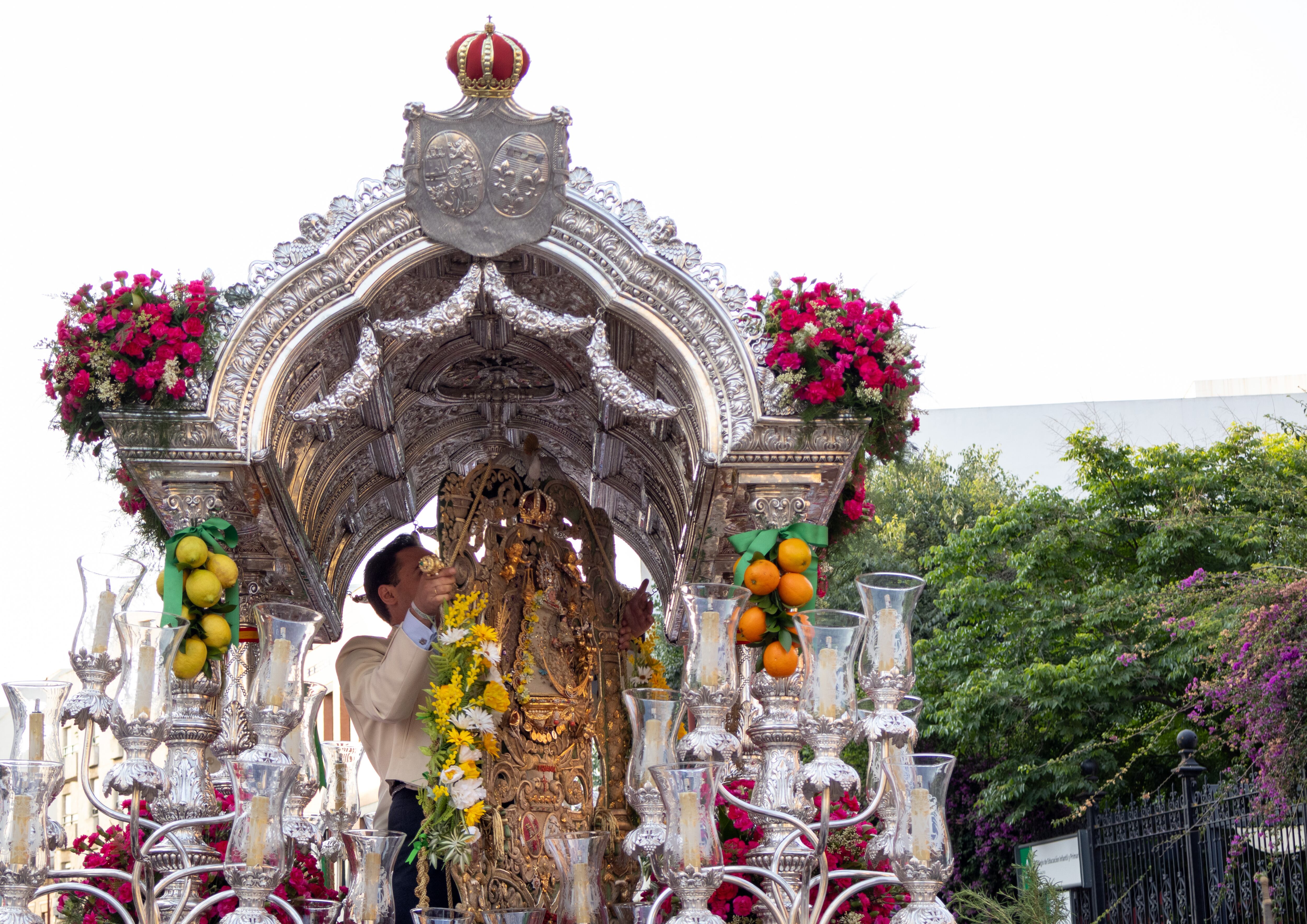 SEV03. SEVILLA, 04/06/2025.-La hermandad del Rocío de Triana tras iniciar el pasado 4 de junio su peregrinación hacia la aldea almonteña de El Rocío (Huelva).EFE/Carlos Rivera