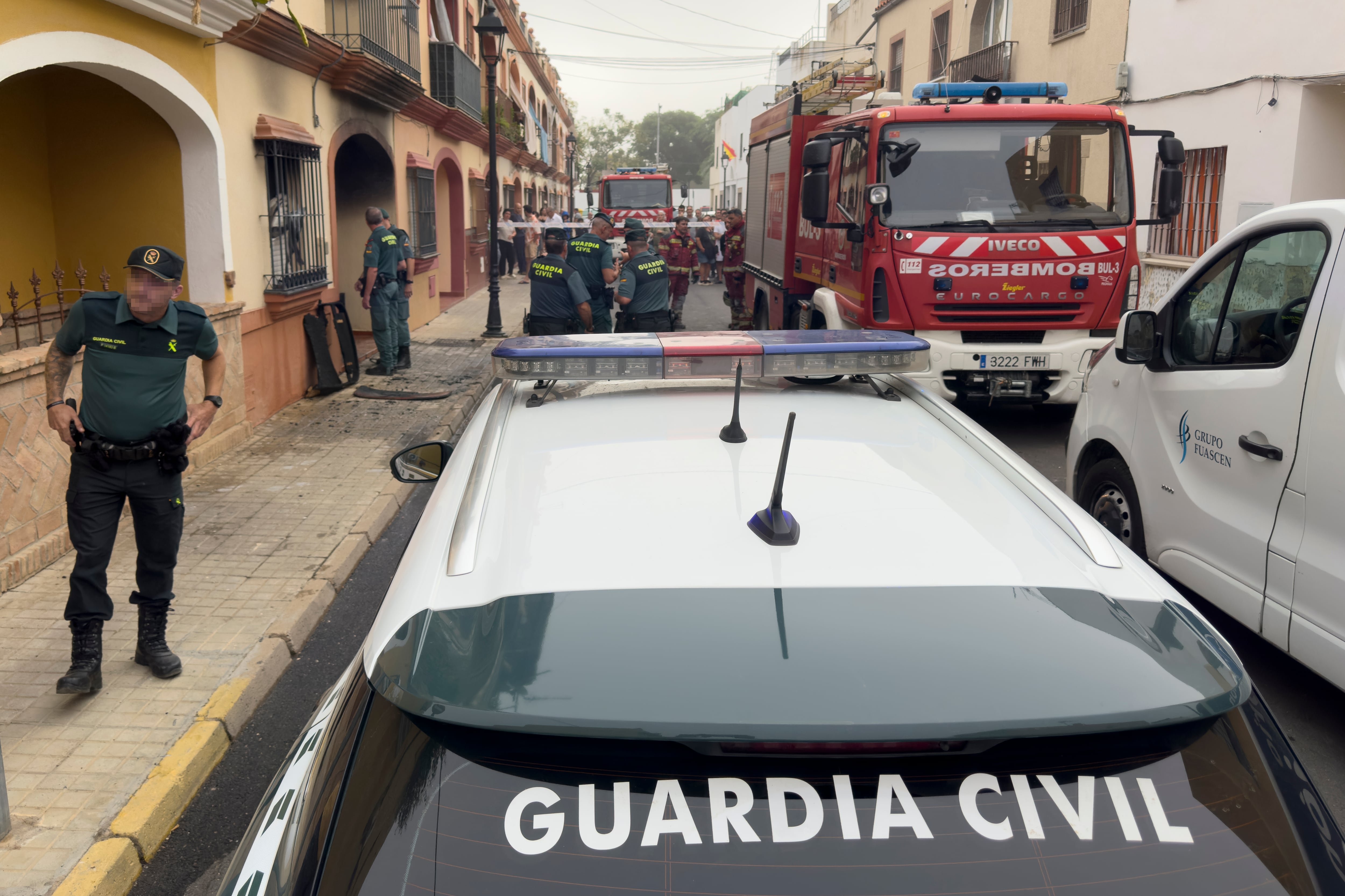 GUILLENA (SEVILLA), 06/10/2024.- Cuatro personas, todas ellas de una misma familia -el padre, la madre y dos hijos, uno de 20 años y otro de 16-, han muerto este domingo en un incendio registrado en una vivienda de la localidad sevillana de Guillena. EFE/ David Arjona
