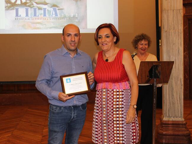 Reme Perelló le entrega un obsequio a Carlos Gran, autor del cartel de la Romería