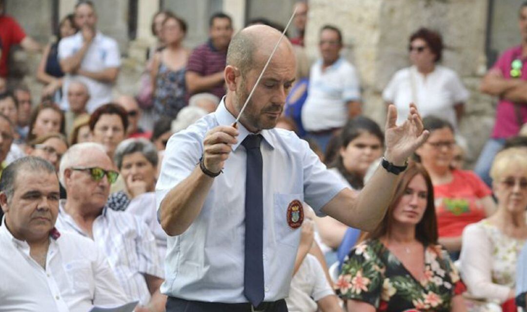 Alfredo Calvo durante una de sus actuaciones con la Banda Municipal de Música del Peñafiel.