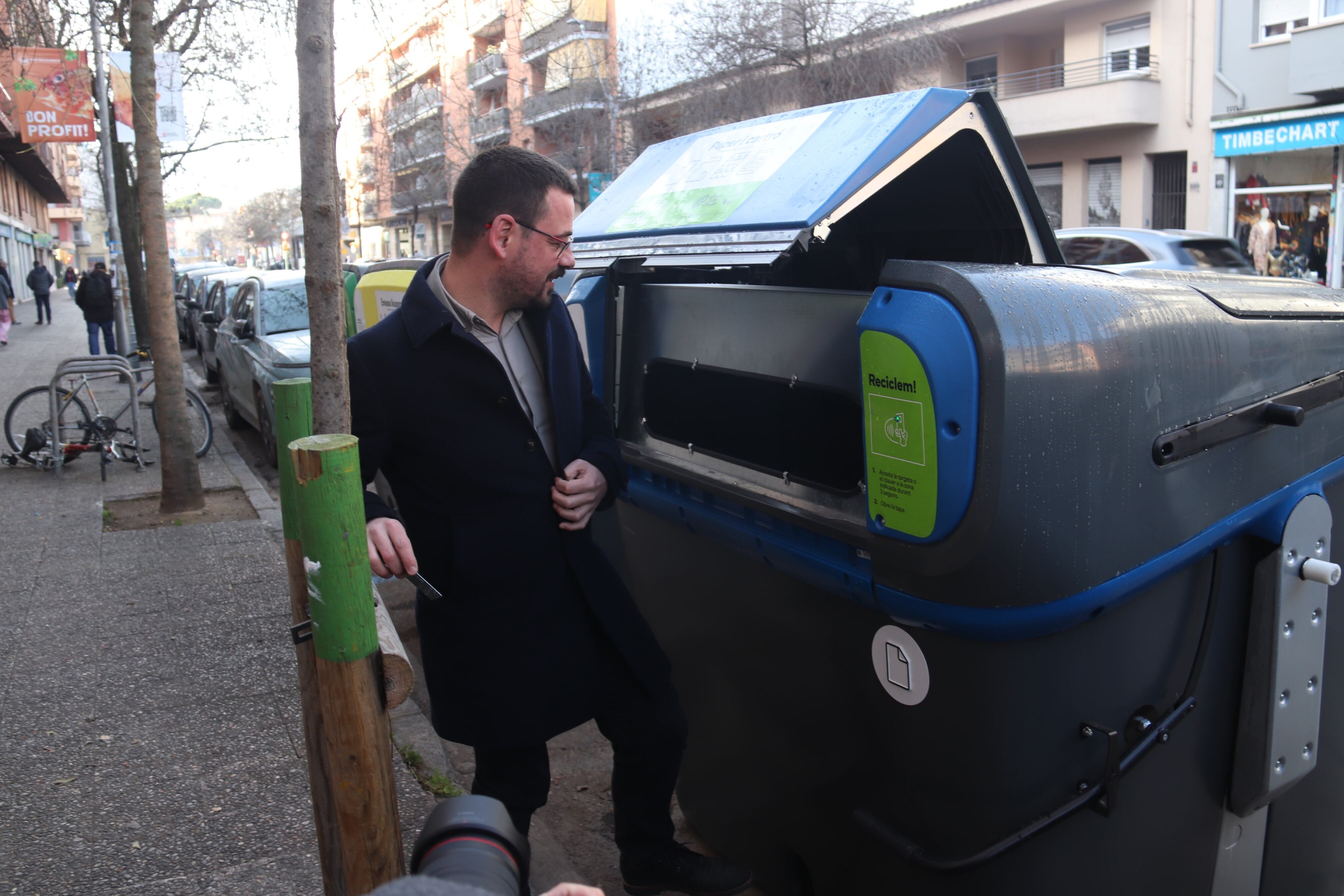 Lluc Salellas tirant les escombraries als contenidors nous
