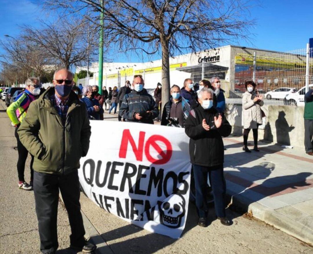 Imagen de una de las concentraciones vecinales contra la instalación de la gasolinera