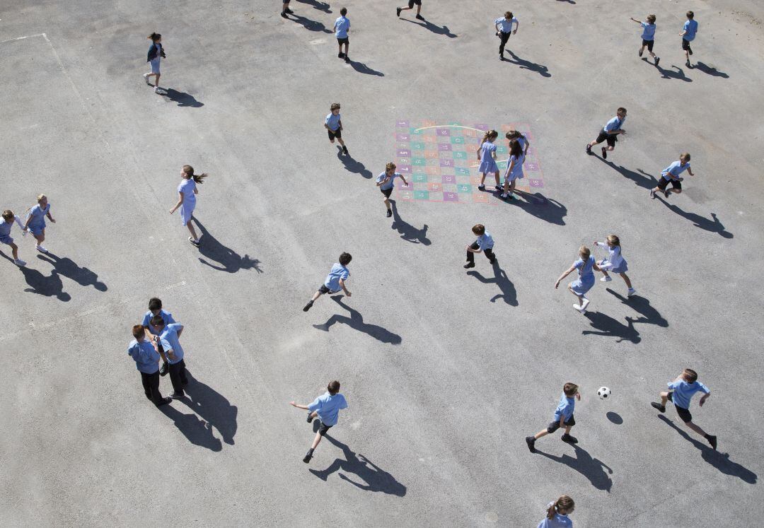 Niños jugando en el patio de un colegio en una imagen de archivo