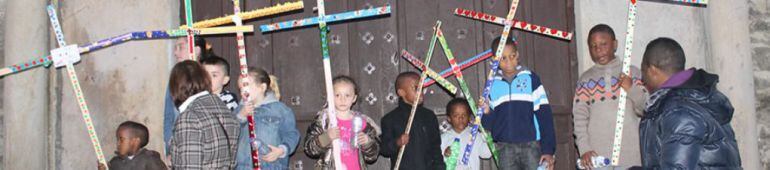 los niños en un via crucis multicolor