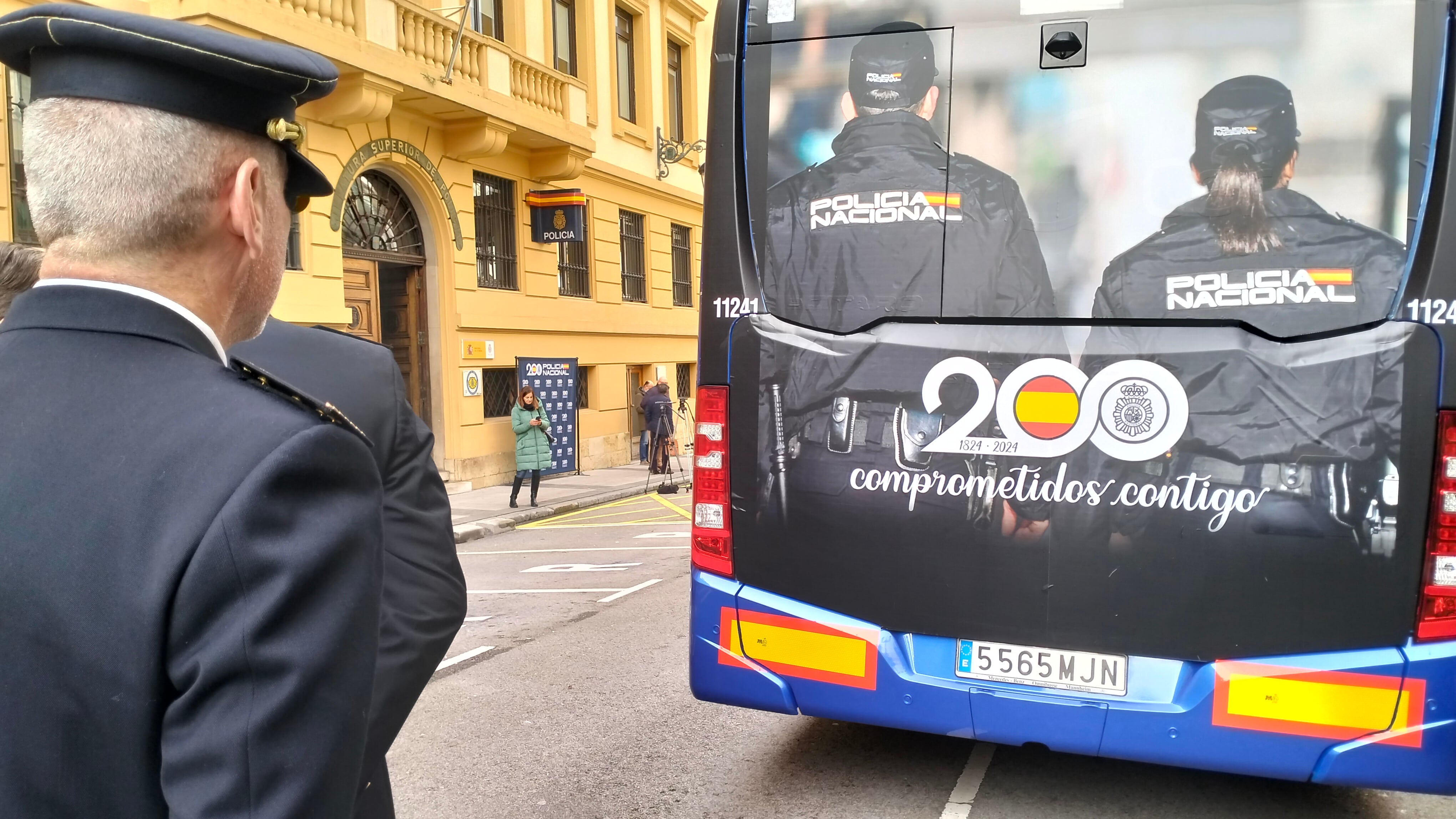 El autobús homenaje a la Policía Nacional en Oviedo fue presentado frente a la sede de la Jefatura del cuerpo