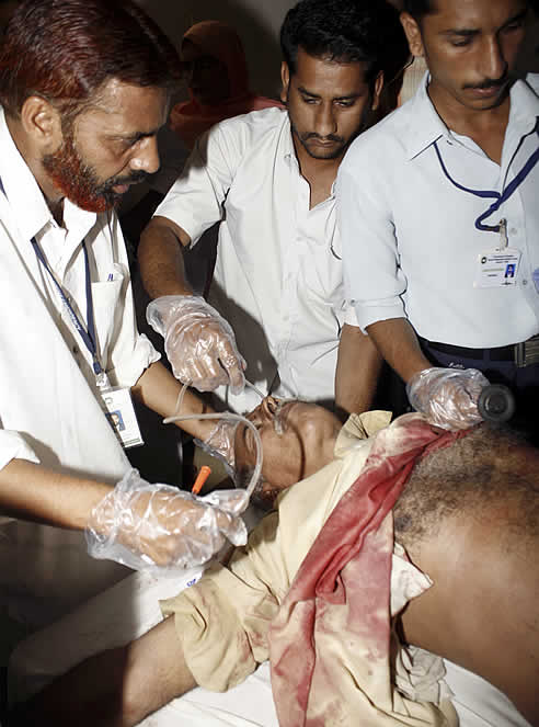 Los médicos atienden a un hombre herido en un tiroteo en Karachi.