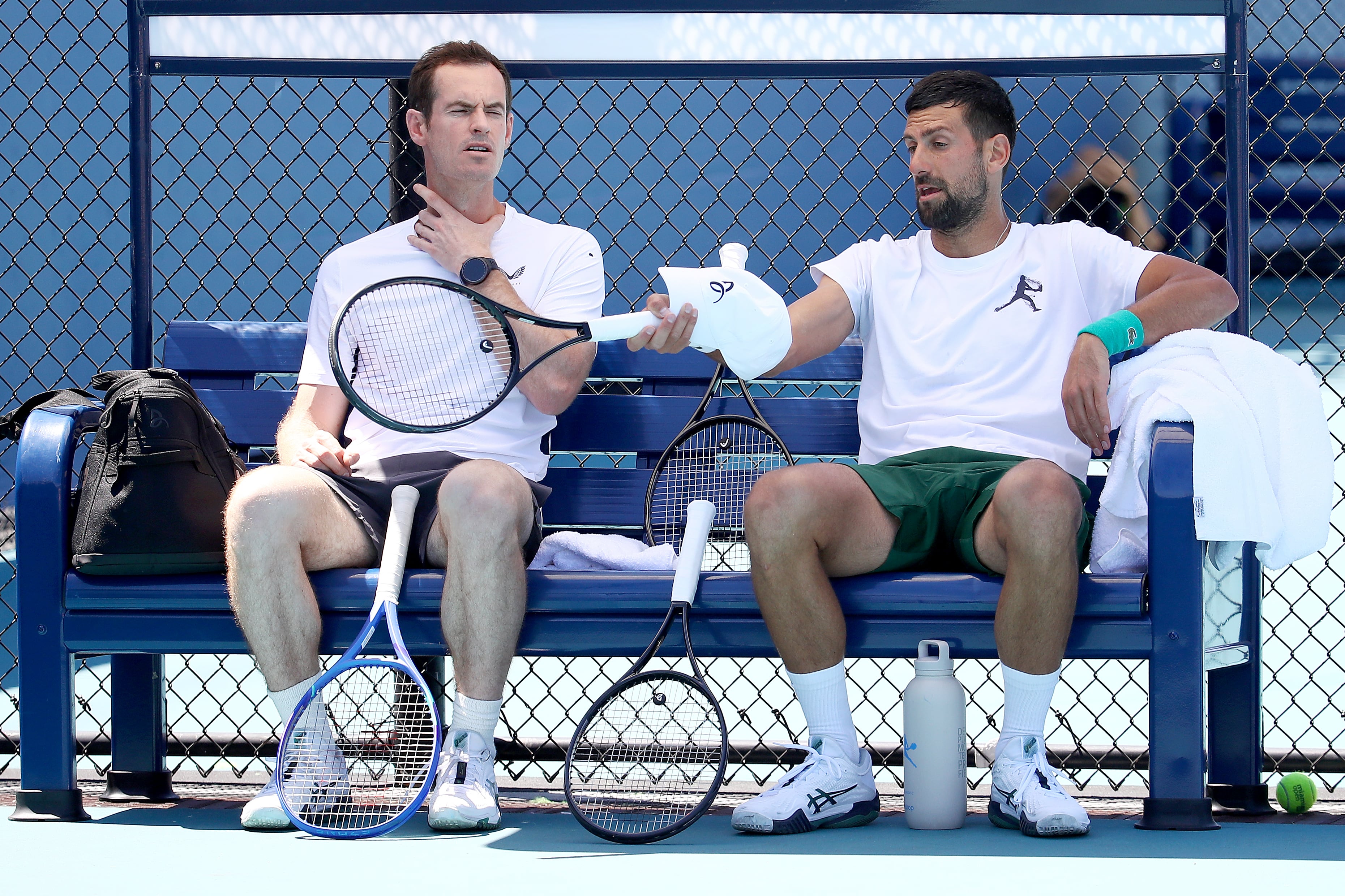 Novak Djokovic y Andy Murray hablan durante el torneo de Miami