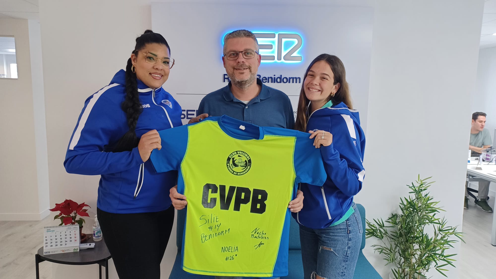 Yusidey Silie y Noelia López entregaron una camiseta firmada a Nico Van Looy, conductor de SER Deportivos Benidorm