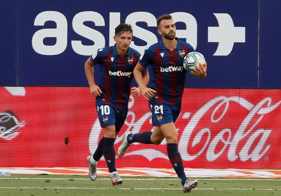 El centrocampista macedonio del Levante, Enis Bardhi celebra su tanto junto a su compañero, Borja Mayoral 