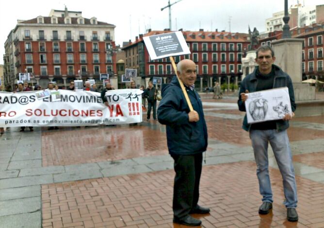 El futuro presidente de la Asociación de Parados, Miguel Luís, (a la derecha) junto al actual portavoz, Adolfo Potente, durante la manifestación en la Plaza Mayor de Valladolid