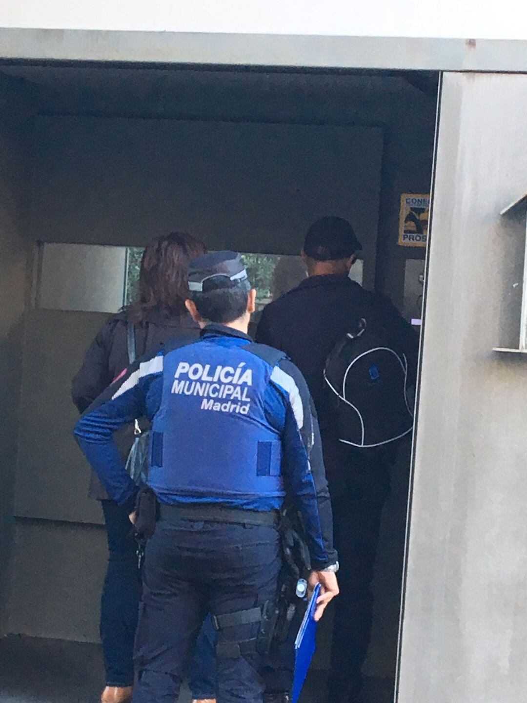 Técnicos municipales y agentes de policía llegan al domicilio de la líder de Vox