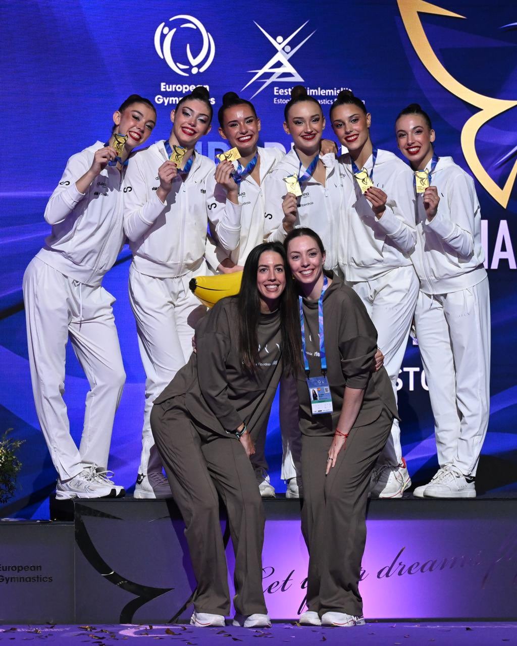 Inés Bergua con el equipo español en el podio del Europeo de gimnasia rítmica