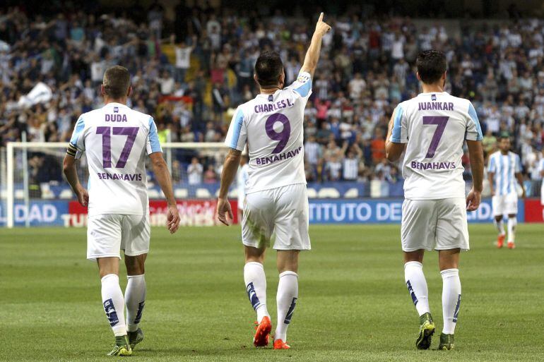 Charles celebra uno de los goles que le marcó a la Real Sociedad en compañía de Juankar y Duda