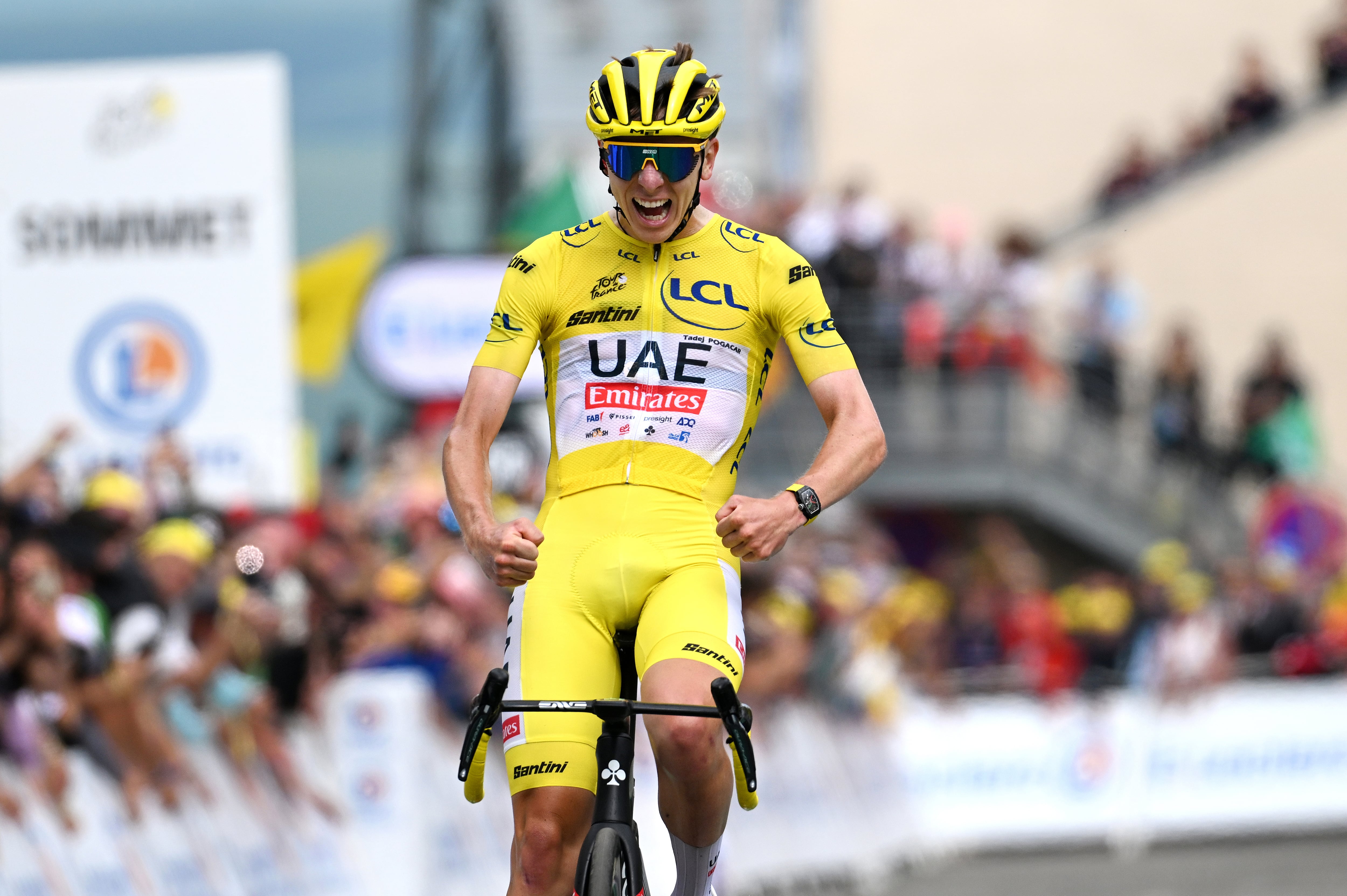 Tadej Pogacar celebra su victoria en la 19ª etapa del Tour de Francia