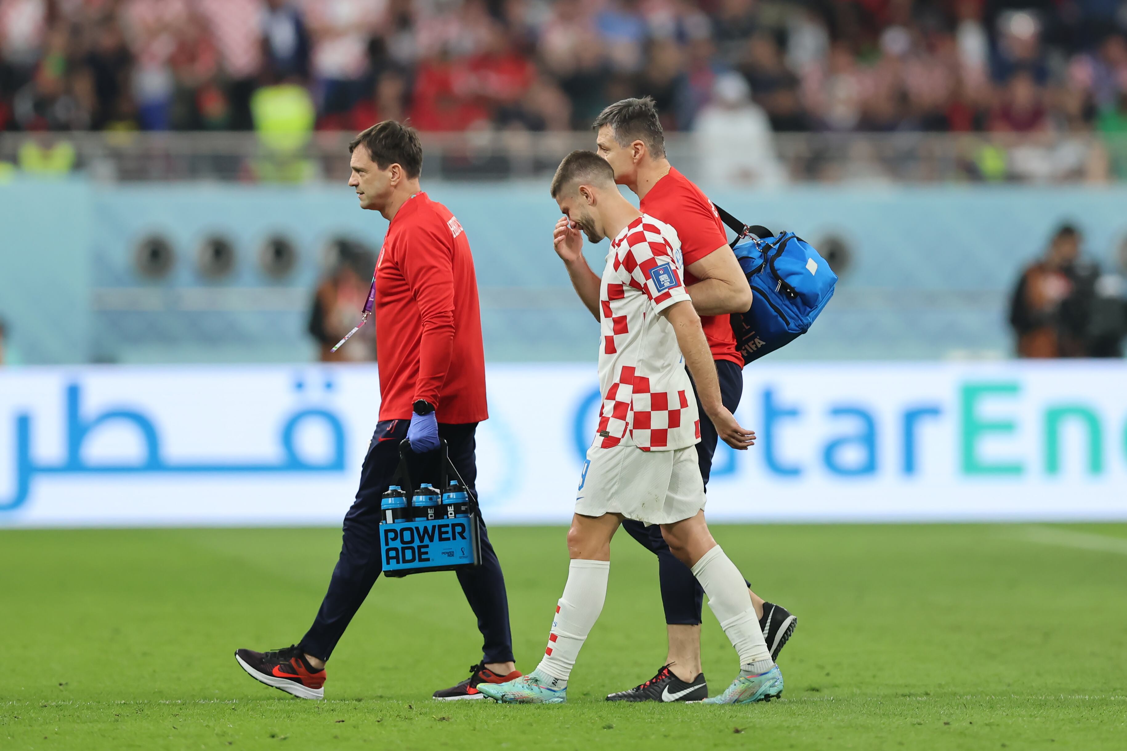 Kramaric se retira lesionado.