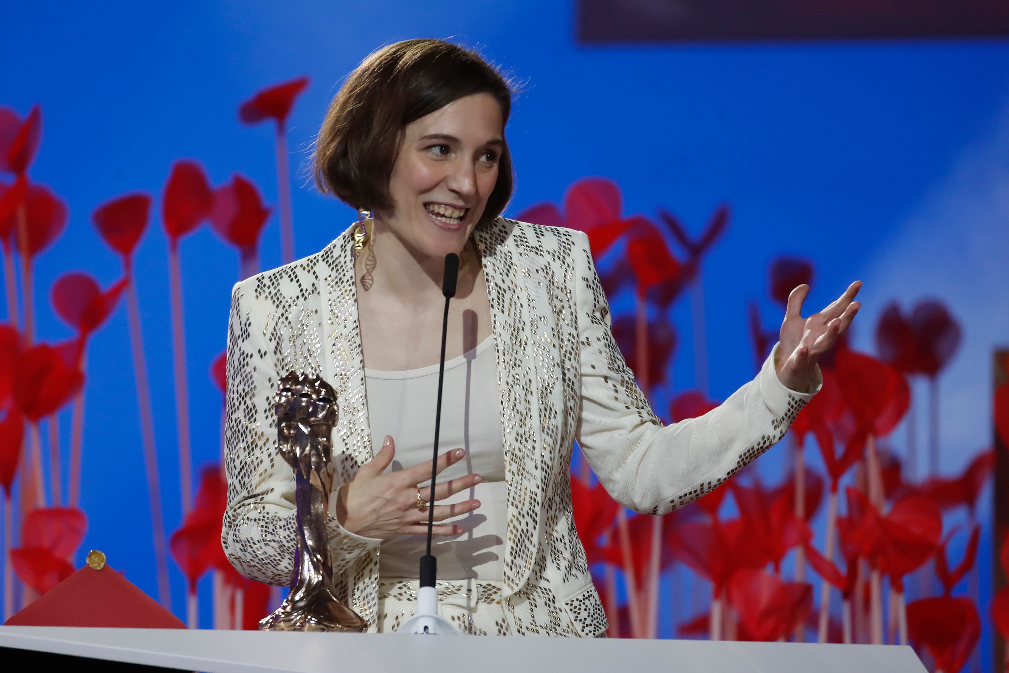 La directora Carla Simón recibe el premio a la Mejor Dirección por &#039;Alcarrás&#039;, durante la gala de la XV edición de los Premios Gaudí de la Academia del Cine Catalán celebrada este domingo en la Sala Oval del MNAC, en Barcelona