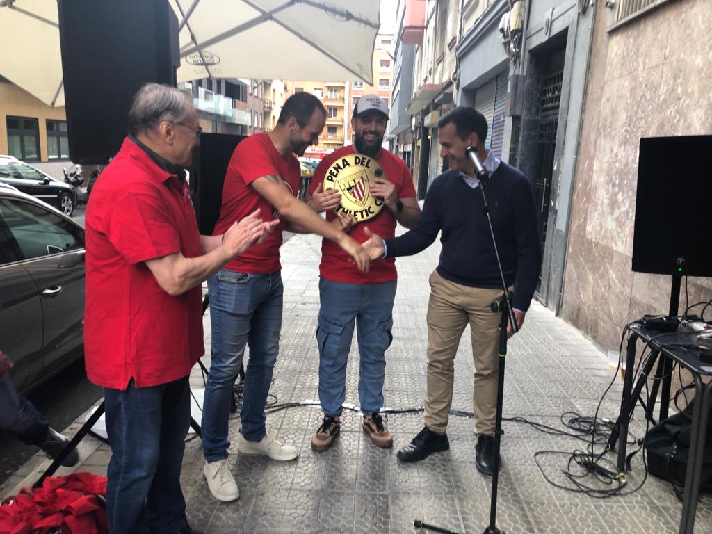 Gorka Cubes, directivo del Athletic, entrega la placa oficial a la peña