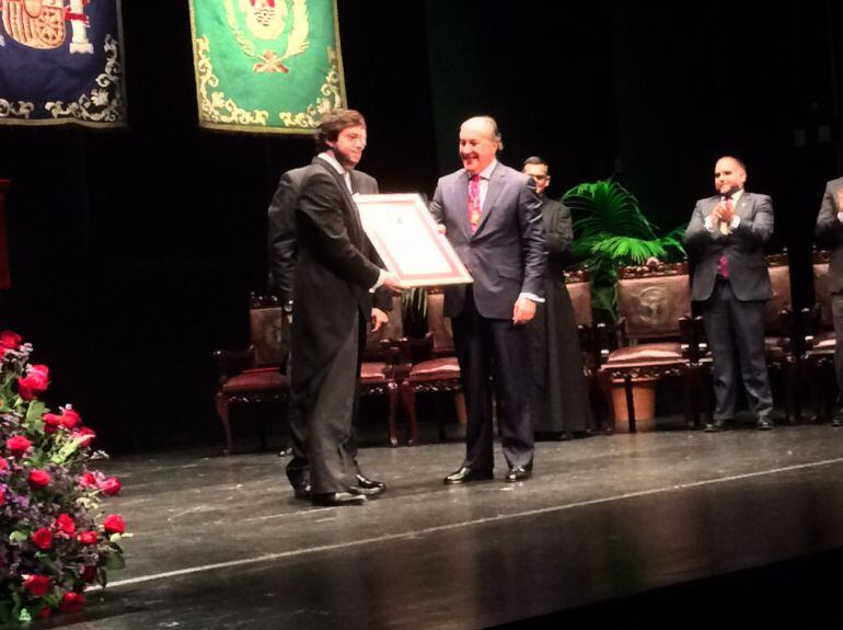 Manuel Gil recibe un reconocimiento del alcalde de Algeciras, José Ignacio Landaluce